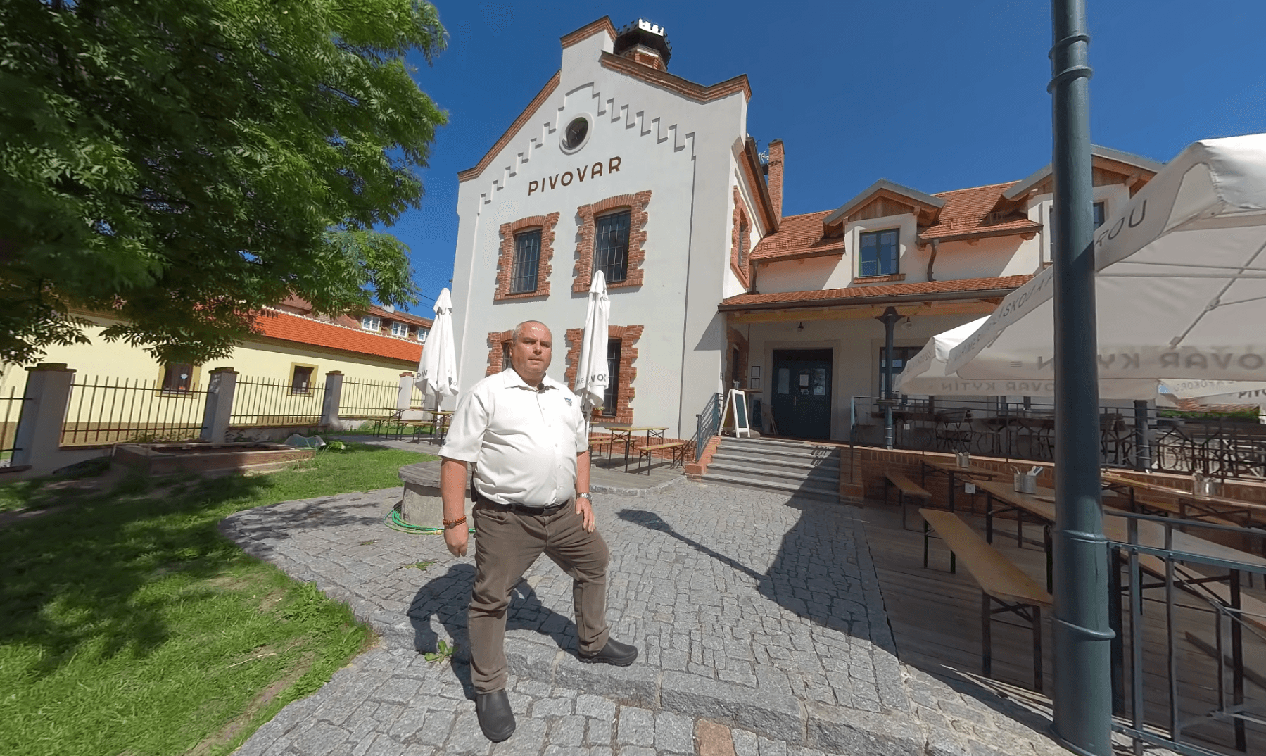 Starosta Kytína před obecním pivovarem — 360° videoprohlídka