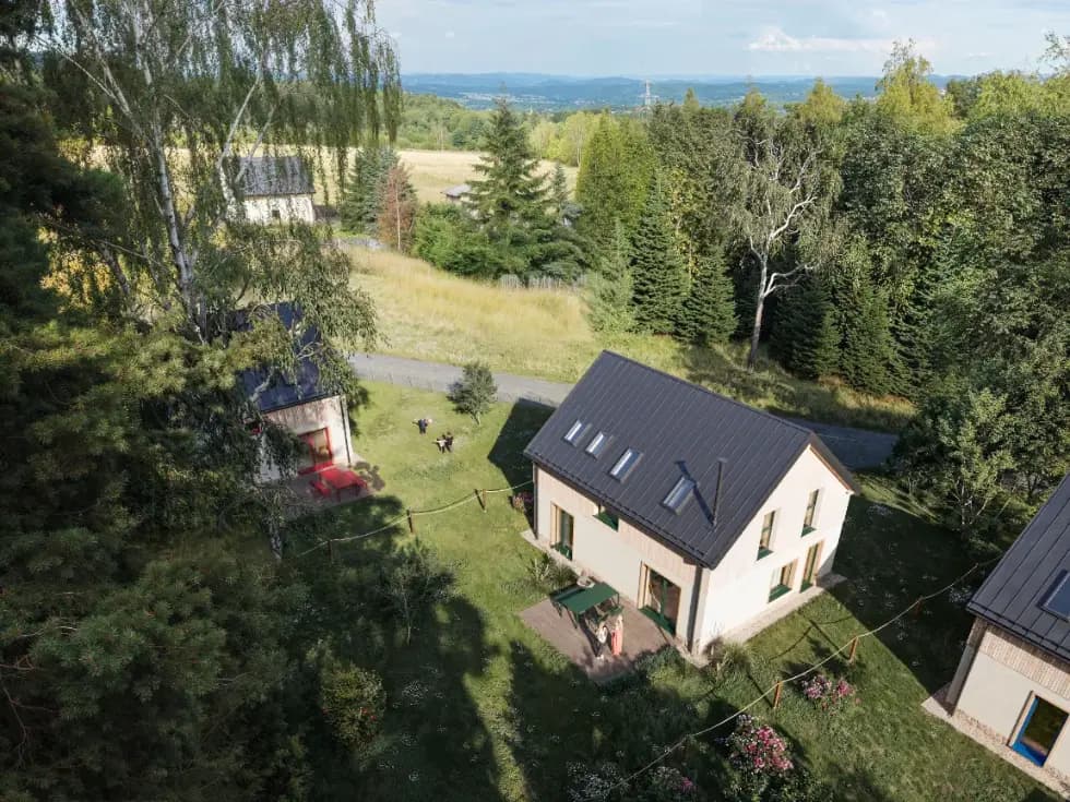 Parcela se vzrostlými stromy — hlavní foto