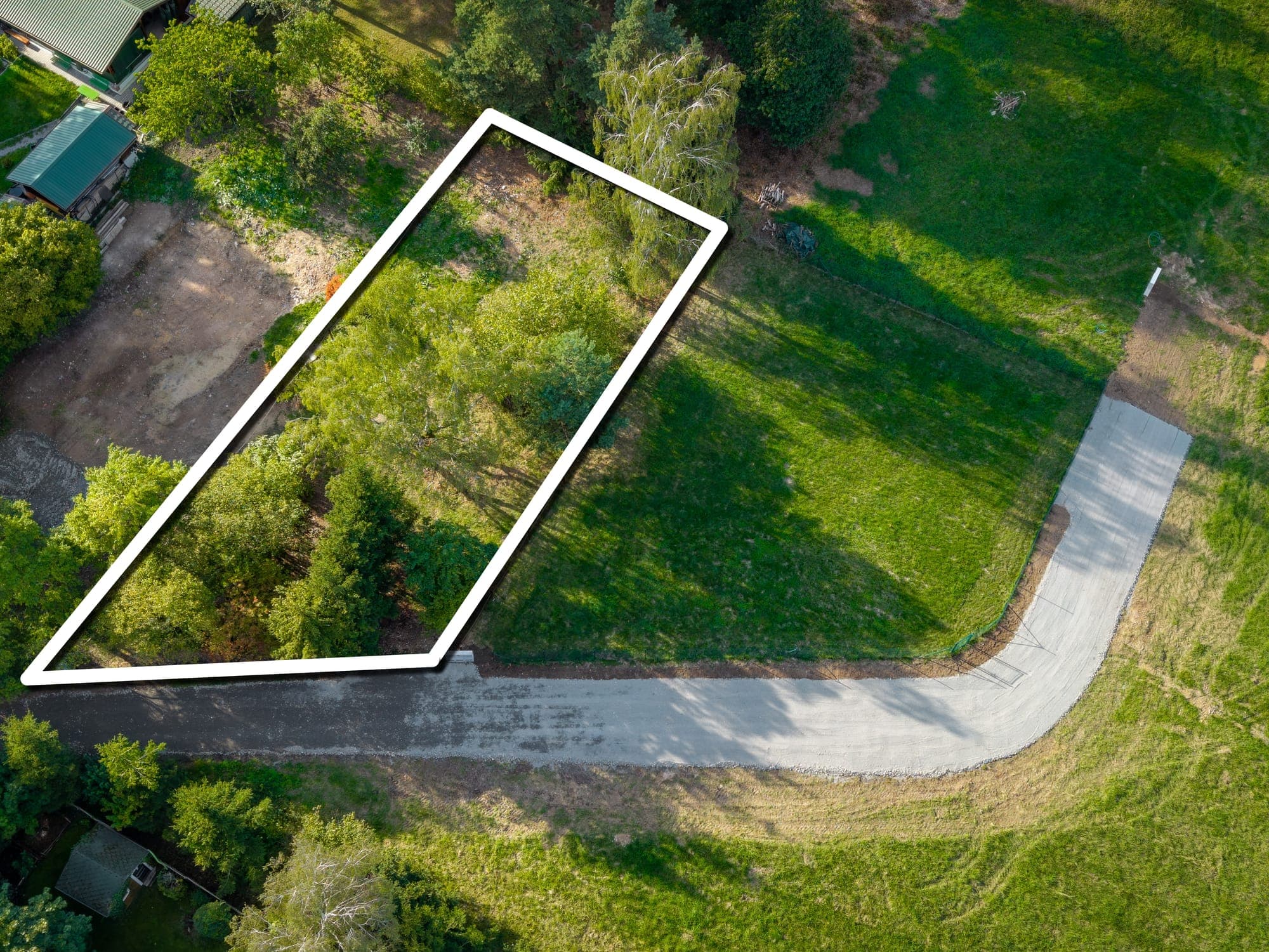 Parcela se vzrostlými stromy z dronu — foto 2