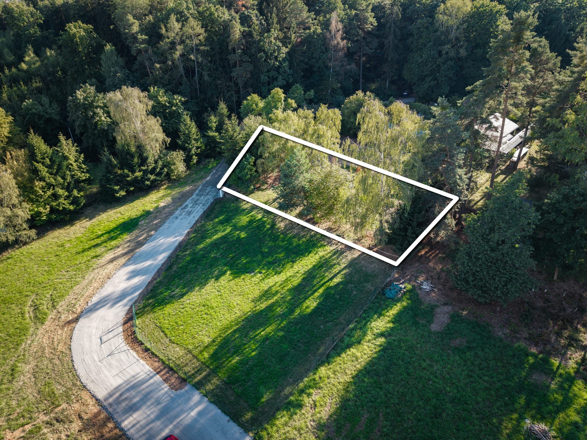 Parcela se vzrostlými stromy z dronu — foto 3