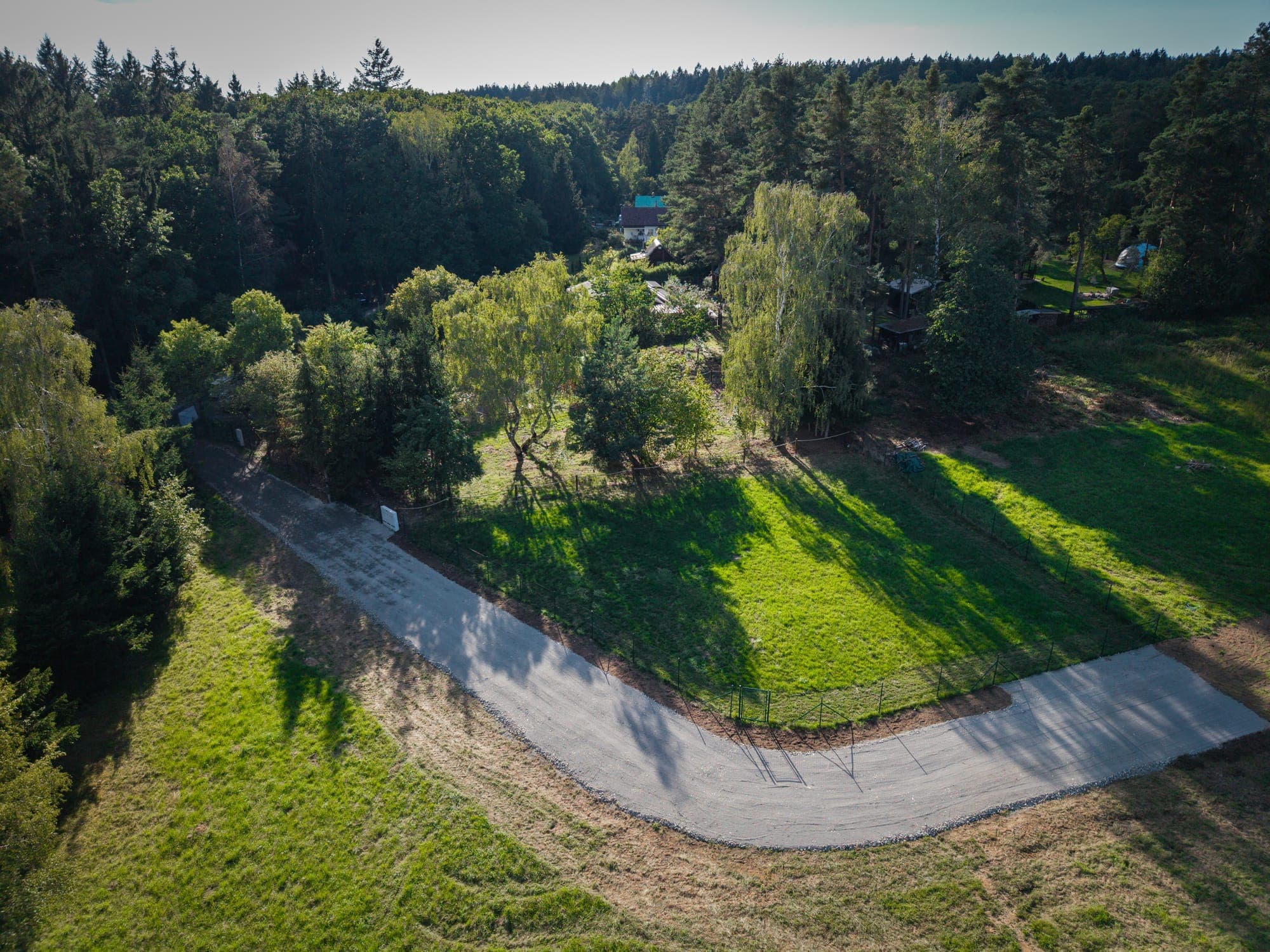 Travnatá parcela z dronu — foto 2