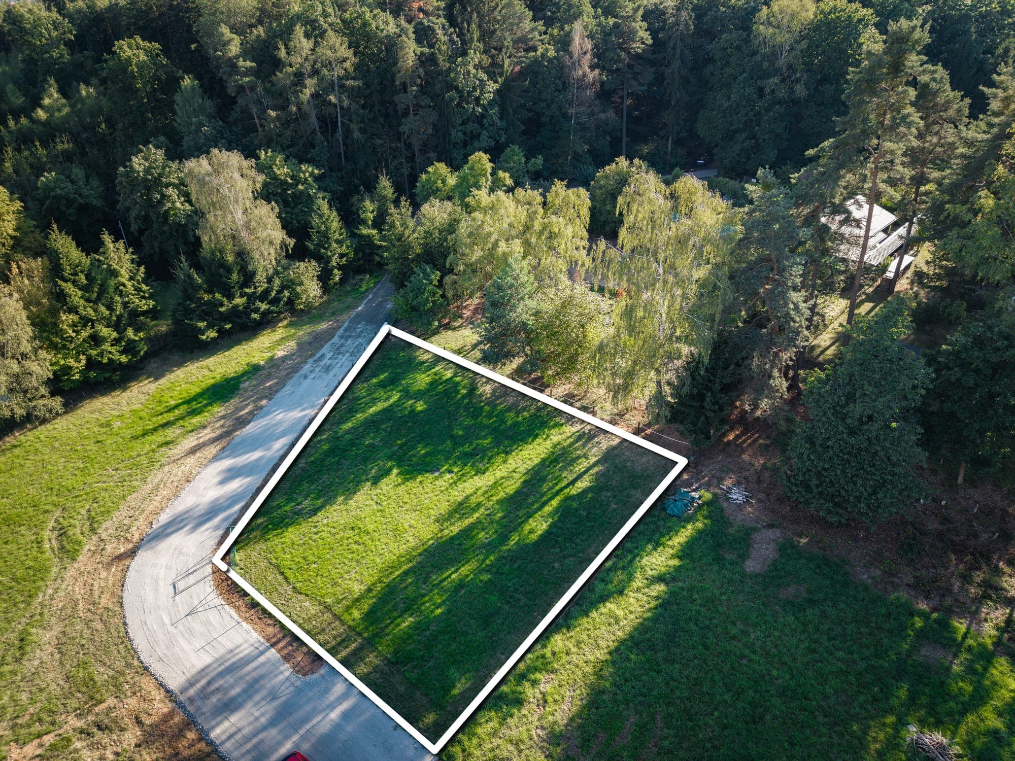 Travnatá parcela z dronu — foto 4